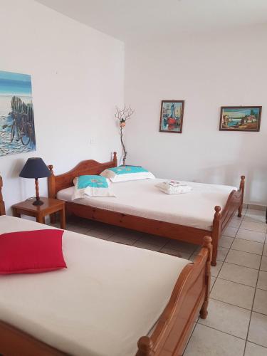 a room with two beds in a room at Under the Red Rock and View Studio in Áyioi Apóstoloi