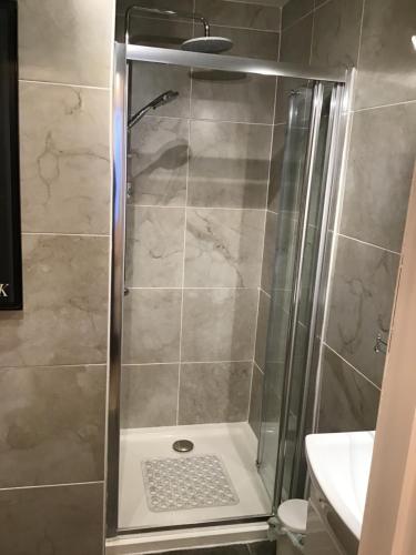 um chuveiro com uma porta de vidro na casa de banho em Aghadoe View Bed & Breakfast em Killarney