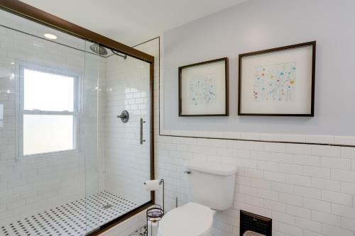 Ένα μπάνιο στο Chic Home with Deck, Walk to Lake Erie!