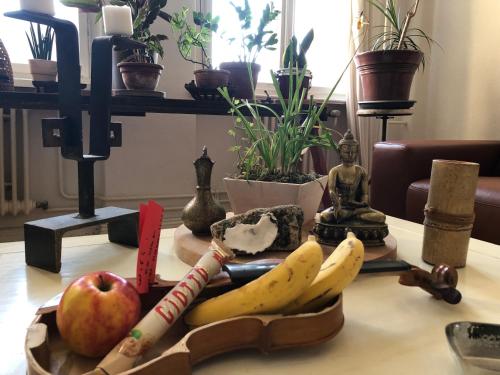 einen Tisch mit Bananen und anderen Gegenständen darauf in der Unterkunft heller großer jugendstil altbau in berlin tempelhof in Berlin