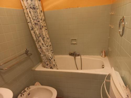 ein Badezimmer mit einer Badewanne, einem WC und einem Waschbecken in der Unterkunft Chambre dans maison de caractère in La Bastide