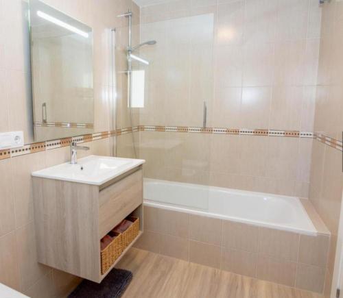 ein Badezimmer mit einem Waschbecken und einer Badewanne in der Unterkunft Apartamento Jacaranda in La Herradura