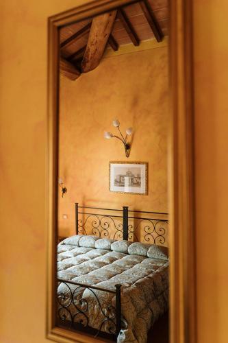 a mirror reflection of a bed in a bedroom at Villa Nottola in Montepulciano