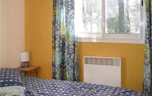 Postel nebo postele na pokoji v ubytování Gorgeous Home In Naujac-sur-mer With Kitchen