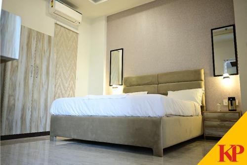 Llit o llits en una habitació de Hotel Kapson Palace