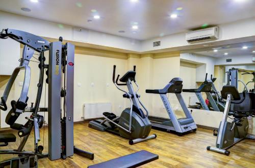 Фитнес-центр и/или тренажеры в Ramada by Wyndham Bishkek Centre
