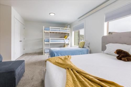 Katil atau katil-katil dalam bilik di Teewinot Townhome