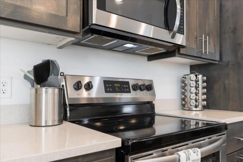 Dapur atau dapur kecil di Teewinot Townhome