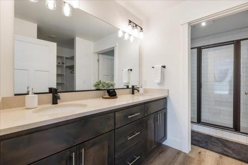 Bilik mandi di Teewinot Townhome