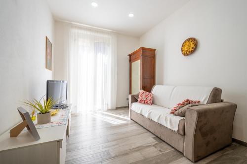 ein Wohnzimmer mit einem Sofa und einem TV in der Unterkunft La casina della Pia in Viareggio