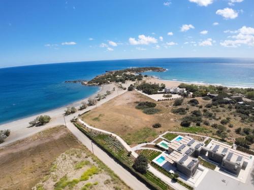 una vista aérea de la playa y del océano en Akra Grammeno Beachfront Villas, en Palaiochóra