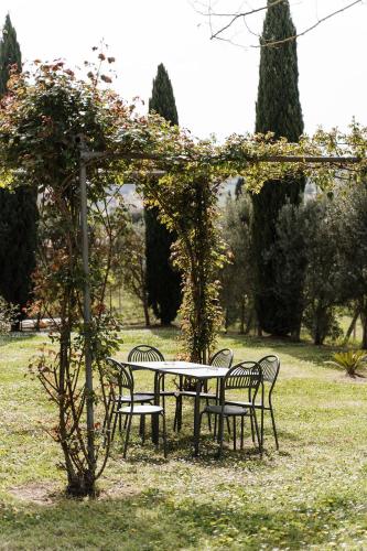 a picnic table and chairs in a park at Villa Nottola in Montepulciano