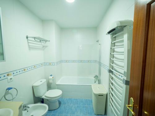 uma casa de banho com uma banheira, um WC e um lavatório. em Center Luxury fjhomefj em Jerez de la Frontera