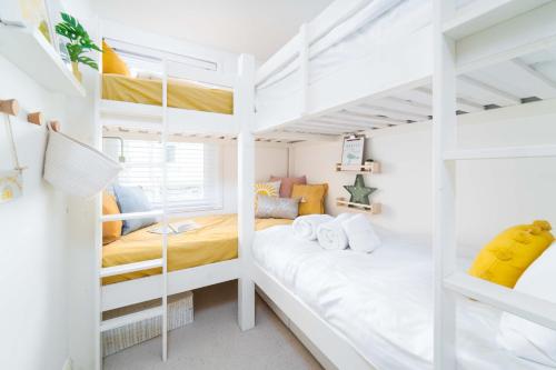 a room with two bunk beds in a dorm room at Ivar's Place in St Ives