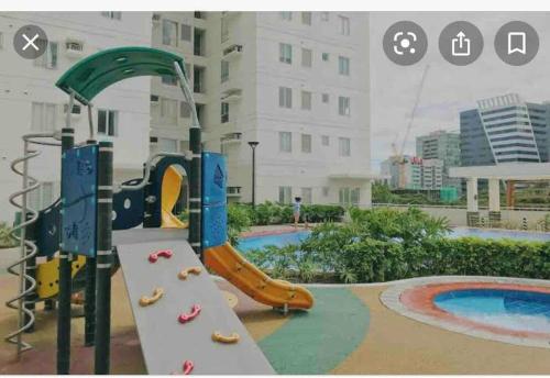 un parque infantil con un tobogán en una piscina en Studio in Avida towers Cebu IT park, en Cebú