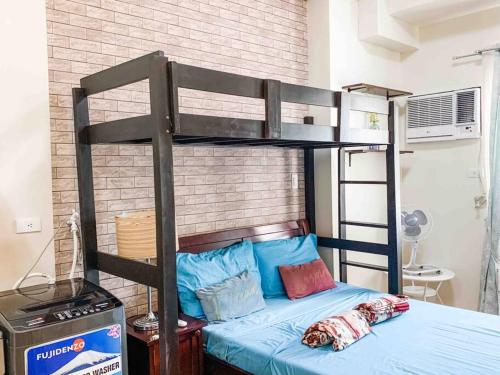 Litera en habitación con cama azul en Studio in Avida towers Cebu IT park, en Cebú
