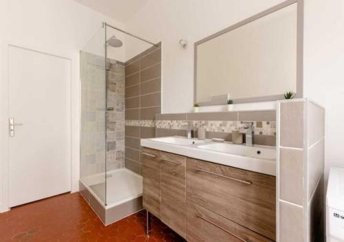 Kúpeľňa v ubytovaní Charmantes chambres privées dans appartement en hypercentre - Marseille Longchamp