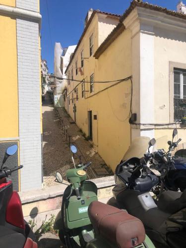 een groep motorfietsen geparkeerd naast een gebouw bij Bairro Alto Flat in Lissabon