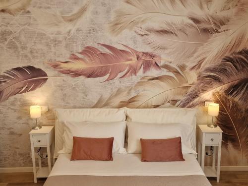 - une chambre avec un lit recouvert de plumes sur le mur dans l'établissement FLORA HOUSE, à La Spezia