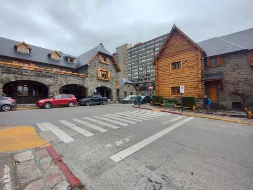 una calle con coches estacionados frente a los edificios en Mountain Center en San Carlos de Bariloche