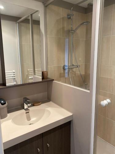 a bathroom with a sink and a shower at Appartement vue mer Hossegor in Soorts-Hossegor