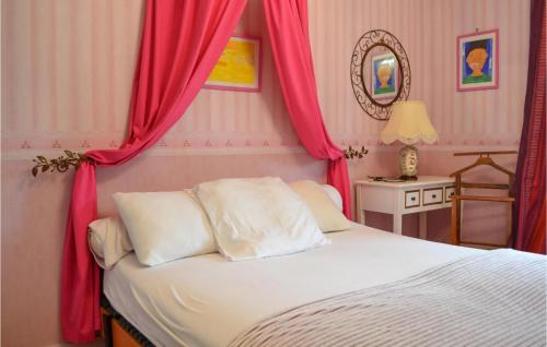 - une chambre avec un lit doté de rideaux rouges dans l'établissement Awesome Home In Baurech With Wifi, à Baurech
