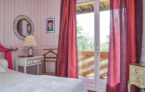 - une chambre avec un lit et un balcon dans l'établissement Stunning Home In Baurech With Wifi, à Baurech