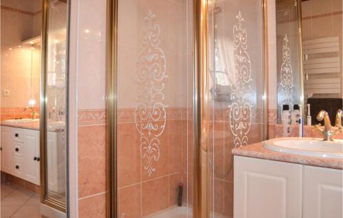 La salle de bains est pourvue d'une douche et d'un lavabo. dans l'établissement Stunning Home In Baurech With Wifi, à Baurech