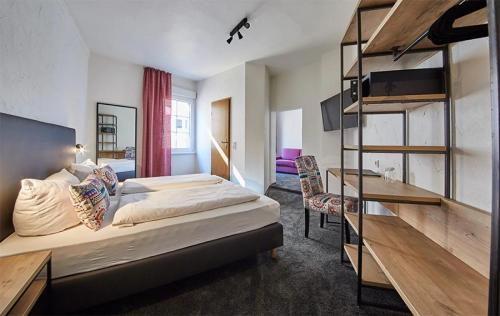 a hotel room with a bed and a desk at Gästehaus Zur Traube in Reil