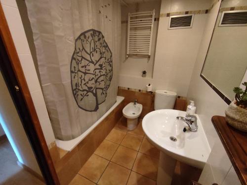 ein Bad mit einem Waschbecken, einem WC und einer Dusche in der Unterkunft Apartamento de la Marmota Cerler in Aramón Cerler
