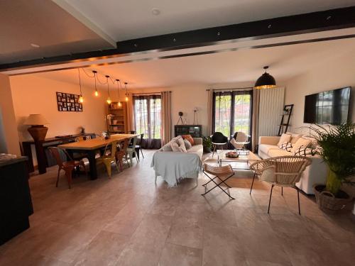 un salon avec un canapé et une table dans l'établissement Honfleur - grande maison familiale avec jardin, à Honfleur