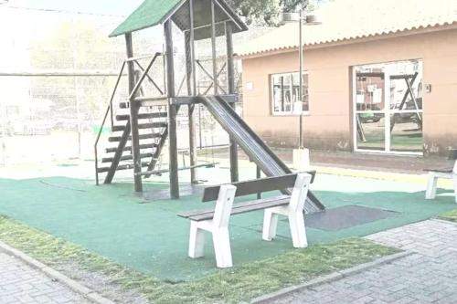 een park met een speeltuin met een glijbaan bij Pôr do Sol 8 andar in Canoas