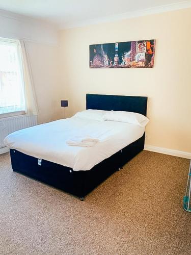 a bedroom with a large bed in a room at Spacious 7 bed, Contractor Accommodation Stockton on tees in Stockton-on-Tees