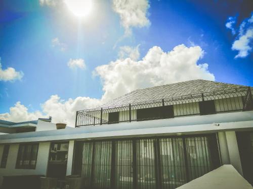 a building with a roof with the sky in the background at Faro Villa in Centre de Flacq