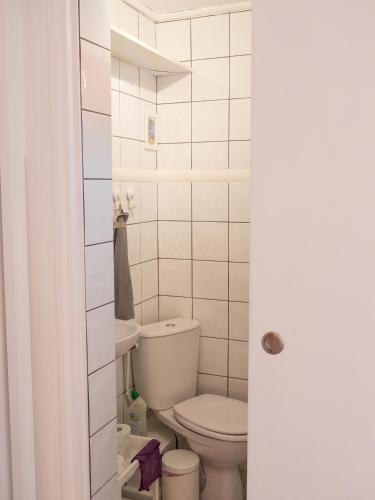 une salle de bain avec toilettes et lavabo dans l'établissement Logement Le Serein, à Toulon