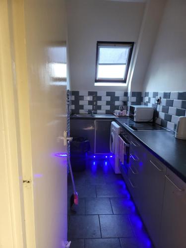 cocina pequeña con luces azules en Cozzy 2 roooms with 2 beds, en Bradford