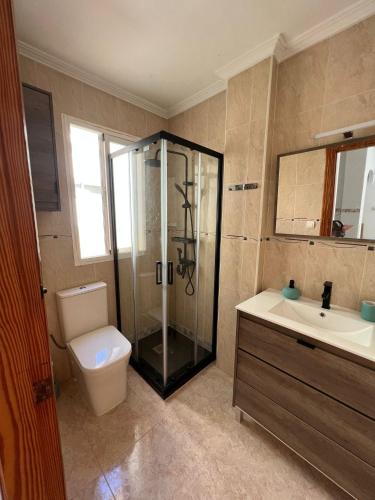 uma casa de banho com um chuveiro, um WC e um lavatório. em Ático duplex con Vista Mar y Terraza Privada a 200m de la playa hasta 6 personas em Garrucha