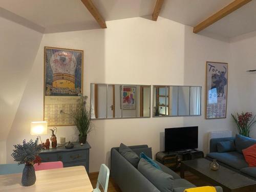 Superbe et accuiellent appartement في لو كرملين-بيستر: غرفة معيشة مع أريكة وطاولة