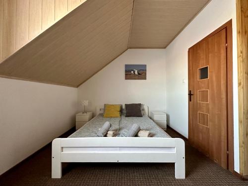 Giường trong phòng chung tại Nautical New pokoje gościnne CHŁAPOWO