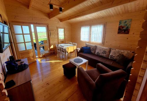 uma vista superior de uma sala de estar num chalé de madeira em Domki na Górce em Wądzyn