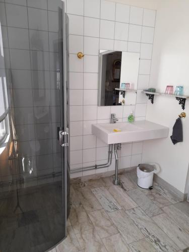 uma casa de banho com um lavatório e um chuveiro em Ängbacka em Rejmyre