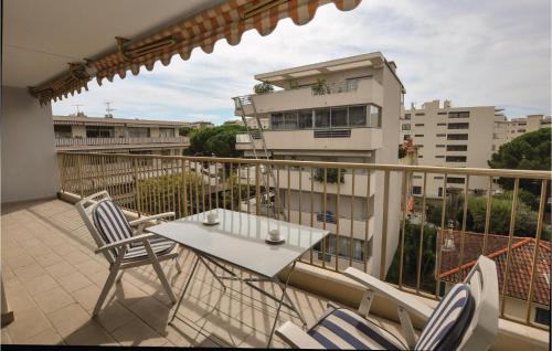 - un balcon avec une table et des chaises dans l'établissement 1 Bedroom Lovely Apartment In Cannes, à Cannes
