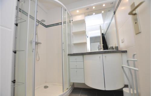 坎城的住宿－Cozy Apartment In Cannes With Wifi，带淋浴和盥洗盆的浴室