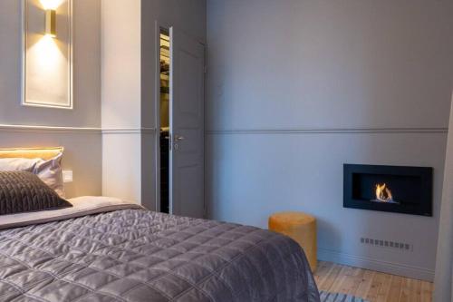 מיטה או מיטות בחדר ב-Luxury Getaway - One-Bedroom Suite w Fireplace
