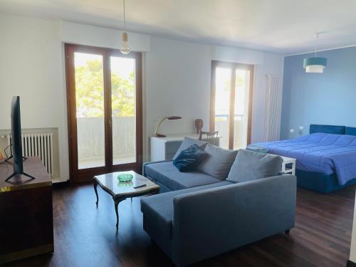 ein Wohnzimmer mit einem Sofa und einem Bett in der Unterkunft Attico Vista e Fronte mare ZaffiroBlu con posto auto in Montesilvano