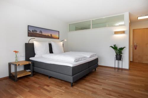 una camera da letto con un letto in una stanza di Bike- und Ferienhotel Freiburg a Friburgo in Brisgovia