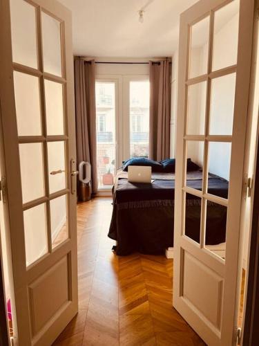 een slaapkamer met een bed met een laptop erop bij Notre dame de la garde / Vauban 2 pièces in Marseille