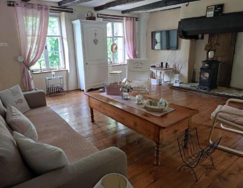 salon z kanapą i stolikiem kawowym w obiekcie Cottage Breton w mieście Les Champs-Géraux