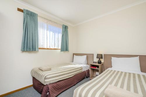 Ліжко або ліжка в номері Werribee Motel and Apartments