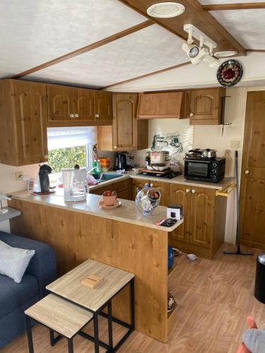 une cuisine et un salon d'une caravane dans l'établissement Mobilhome bordure de mer, à Le Portel